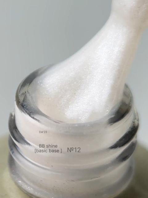 DA'23 COVER BASE BB #12, 30 ml - kamuflująca baza hybrydowa z mikrobrokatem (mleczny biały)