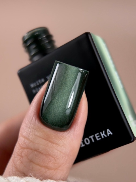 BIBLIOTEKA Cat Eye Gel Polish 04 Forest Beam, 10 ml - ciemnozielony lakier hybrydowy z efektem "kocie oko"