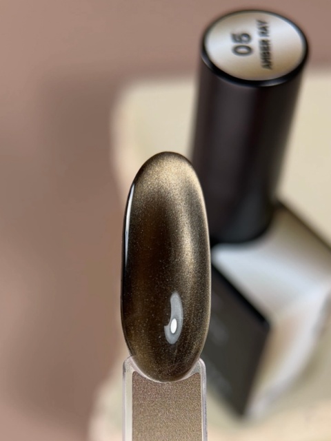 BIBLIOTEKA Cat Eye Gel Polish 05 Amber Ray, 10 ml - złoto-bursztynowy lakier hybrydowy z efektem „kocie oko"