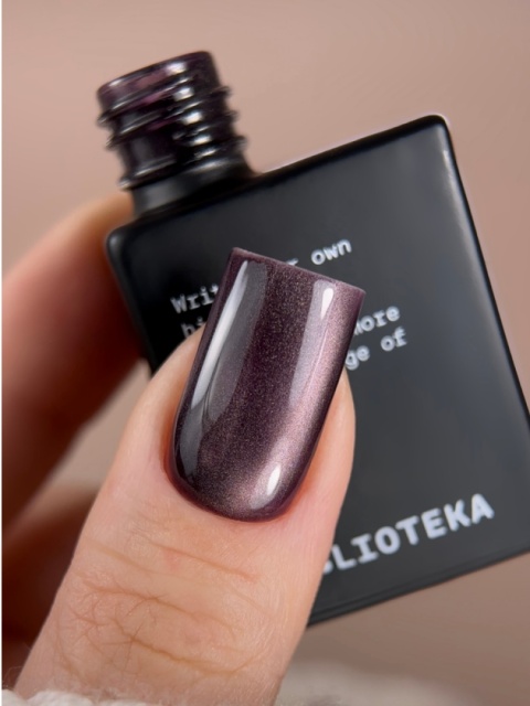 BIBLIOTEKA Cat Eye Gel Polish 08 Plum Glow, 10 ml - ciemnośliwkowy lakier hybrydowy z efektem „kocie oko"