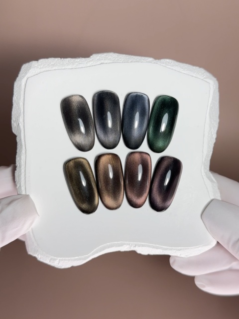 BIBLIOTEKA Cat Eye Gel Polish 08 Plum Glow, 10 ml - ciemnośliwkowy lakier hybrydowy z efektem „kocie oko"