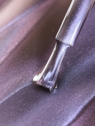 BIBLIOTEKA Cat Eye Gel Polish 14 Comet, 10 ml - chłodny liliowy lakier hybrydowy z efektem „kociego oka"