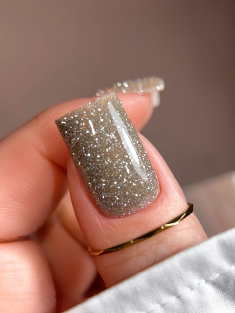 BIBLIOTEKA Flash Gel Polish 05 Skin Glow, 10 ml - beżowo-złoty lakier hybrydowy z efektem flash
