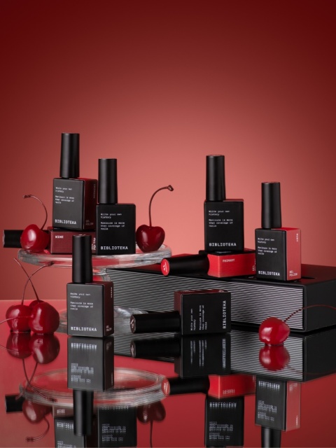BIBLIOTEKA Gel Polish 44 Crimson, 10 ml - lakier hybrydowy (głęboka czerwień z bordową nutą)