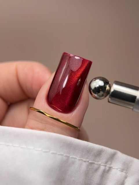 BIBLIOTEKA Gel Polish Magnet Red, 10 ml - czerwony lakier hybrydowy z efektem „kociego oka"