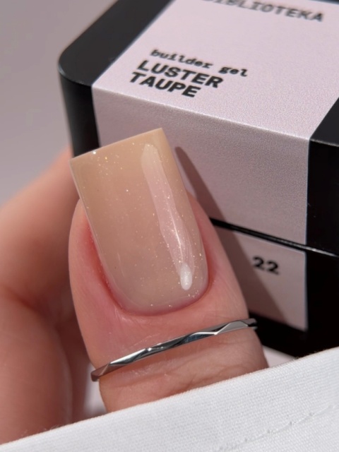 BIBLIOTEKA Builder gel 22 Taupe Luster - jasnobeżowy żel budujący z delikatnymi drobinkami, 30 ml