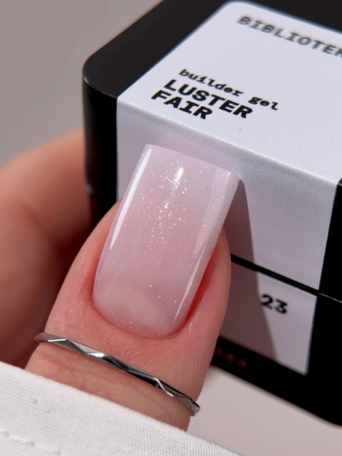 BIBLIOTEKA Builder gel 23 Fair Luster - mlecznoróżowy żel budujący z delikatnymi drobinkami, 15 ml